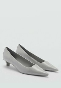 Dei tacchi alti grigi a punta con una superficie liscia e lucida e un tacco basso e a blocco. Il design presenta una silhouette semplice e slanciata.