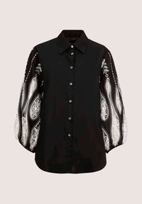 Schwarzes Hemd mit Knopfleiste und Kragen, mit weißen gestickten Paisleymustern auf transparenten, puffärmeligen Ärmeln. Weiche Stofftextur.