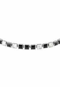 Gemme quadrate nere e trasparenti incastonate in una catena di metallo dal tono argentato formano un design di bracciale elegante. Texture liscia e lucida.