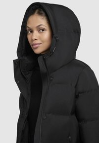 Must-kate must-have jackett, mille suured kapuutsid, tikkimisdisain, lukuga sulgemine ja reguleeritav nöör. Sile tekstuur ja minimalism.