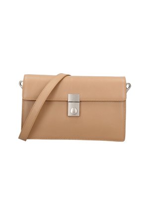 Borsa a tracolla in pelle beige con una chiusura rettangolare argentata e un cinturino regolabile su uno sfondo bianco.
