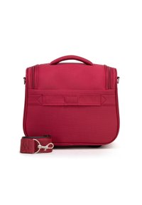 Borsa di tessuto rosso con superficie testurizzata, forma rettangolare, manico superiore, chiusura a zip e tracolla staccabile.