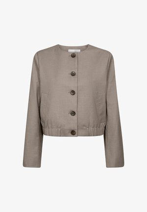 Jachetă scurtă, maro deschis, cu guler rotund, cinci nasturi închiși, două buzunare laterale și detaliu elastic în talie. Textura țesăturii este netedă.