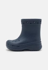Bottes de cheville imperméables marines avec perforations, bande texturée en haut et semelle épaisse et robuste pour une bonne adhérence et durabilité.