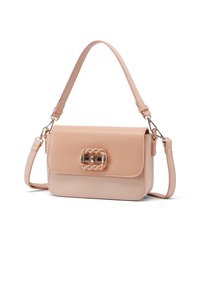 Borsa a tracolla in pelle color pesco di forma rettangolare, con un clasp in metallo intrecciato, una tracolla regolabile e una texture liscia.