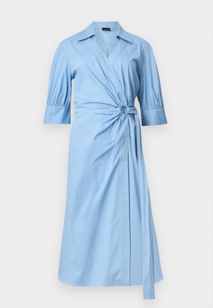 Világoskék csomagolt ruha háromnegyedes ujjakkal, gallérral, derékrészen húzott, kerek csattal díszítve, midi hosszúságú.