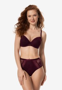 Bordowy stanik z teksturowanymi miseczkami i falbaniastymi krawędziami, w komplecie z majtkami z wysokim stanem z przezroczystymi panelami siateczkowymi i wzorem liści.
