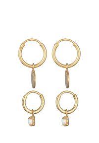 Pendientes de aro de oro con un diseño circular. Un par tiene charms en forma de moneda redonda; el otro tiene un charm en forma de cubo con un acento de ópalo blanco.