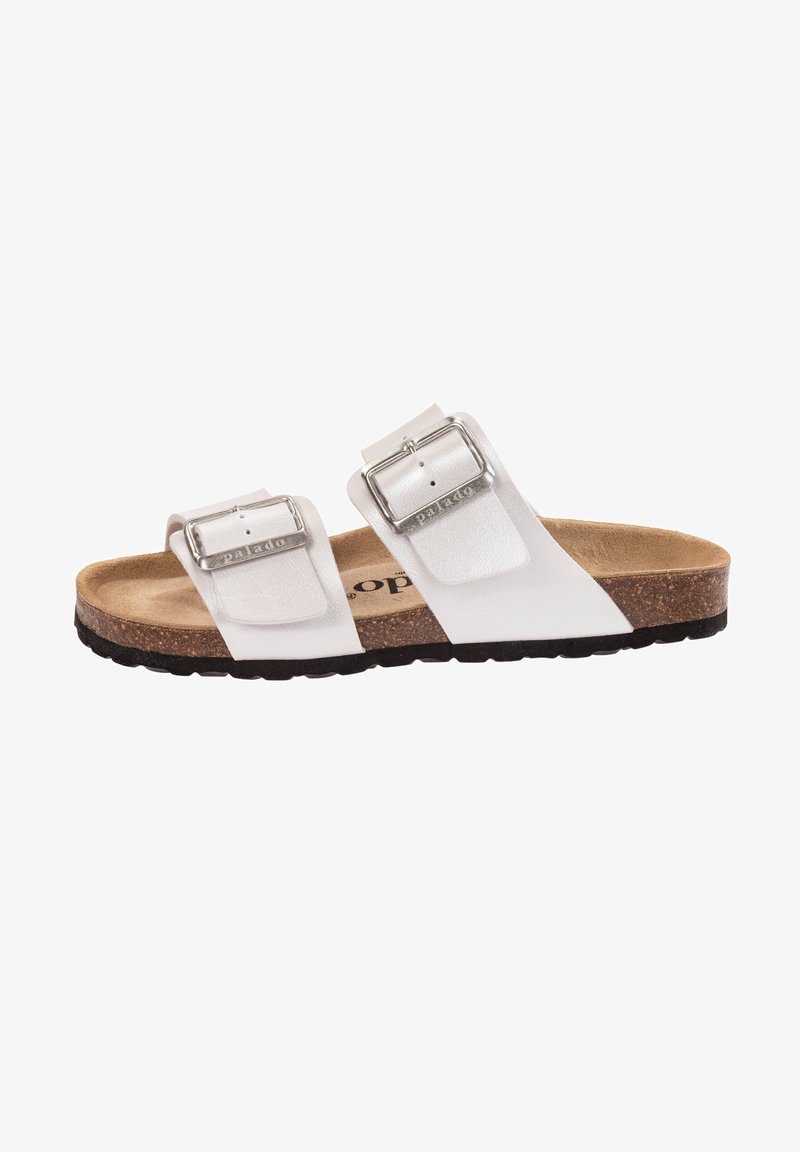 Witte sandalen met twee verstelbare banden met zilveren gespen, een kurken voetbed en een gestructureerde zwarte rubberen outsole.