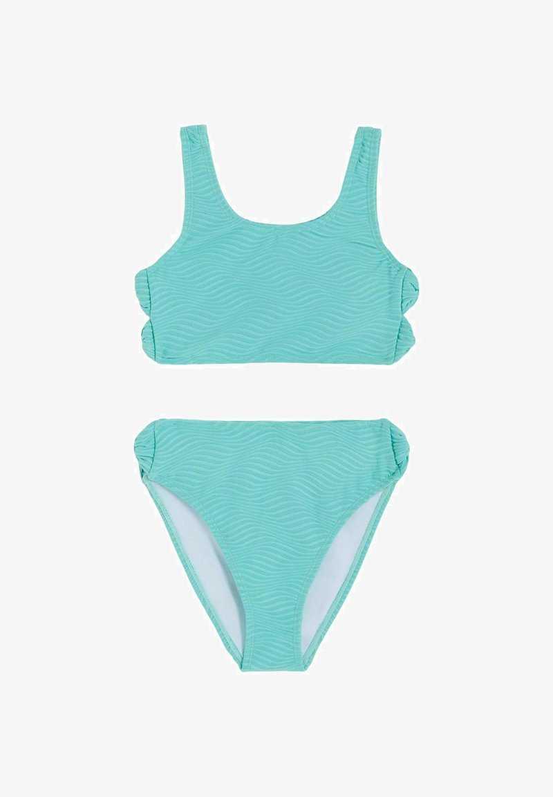 Bañador de dos piezas color turquesa con patrón texturizado de ondas, parte superior estilo tankini y braguitas de bikini de tiro alto con detalles fruncidos en los laterales.