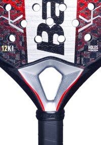 Padel racket med et sort og rødt geometrisk design, struktureret overflade, sølvfarvede honningkombinationsforbindelser og en indpakket sort greb.