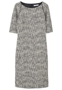 Harmaa ja valkoinen tweed-mekko, jossa on lyhyet hihat, pyöreä kaula-aukko ja takasuljenta. Teksturoitu kangas, jossa on hienovarainen kuvio koko tuotteessa.