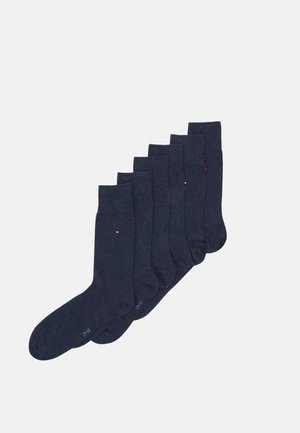 Sechser-Set navyblaue Baumwollmischsocken. Glatte Textur, Crew-Länge und minimales Logodetail in Rot und Weiß nahe der Oberkante.