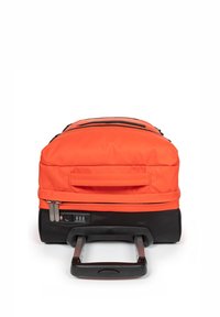 Maleta rodante naranja con un exterior de nylon texturizado, cremalleras dobles, cerradura incorporada y mango retráctil. Base negra para mayor estabilidad.