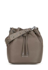 Kabelka ve tvaru kbelíku z texturované šedé kůže s utahovací šňůrkou. Obsahuje vzorovaný popruh ozdobený kovovými hroty a stříbrným logem.