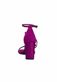 Fuchsia hoge hakken sandalen met een chunky hak, een slanke enkelband en een gladde satijnen afwerking. Open teen ontwerp met minimale details.