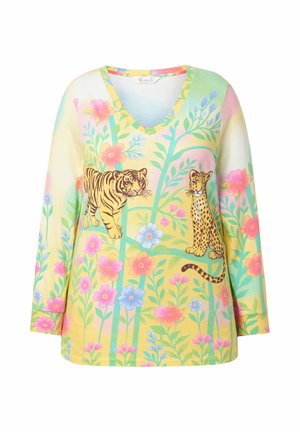 Top a manica lunga con scollo a V in tessuto morbido, caratterizzato da un motivo floreale colorato con design di tigre e leopardo su sfondo giallo pastello.