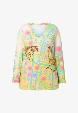 Top a manica lunga con scollo a V in tessuto morbido, caratterizzato da un motivo floreale colorato con design di tigre e leopardo su sfondo giallo pastello.