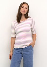 Stripet top i hvid med lyserøde og grønne striber. Har en scorpet halsudskæring og scallopede ærmekanter. Sættes sammen med denim underdele.