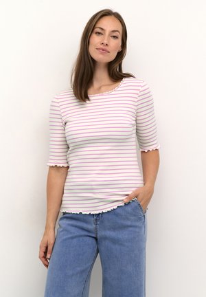 Stripet top i hvid med lyserøde og grønne striber. Har en scorpet halsudskæring og scallopede ærmekanter. Sættes sammen med denim underdele.