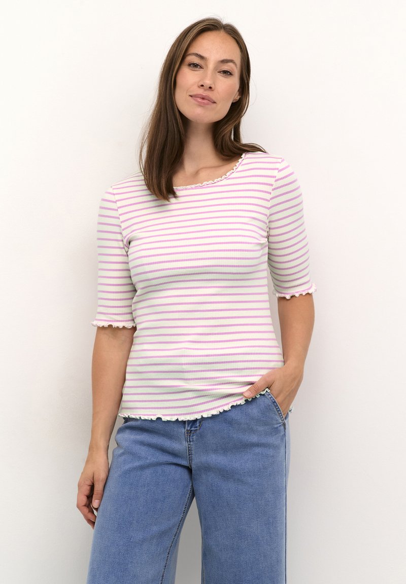 Stripet top i hvid med lyserøde og grønne striber. Har en scorpet halsudskæring og scallopede ærmekanter. Sættes sammen med denim underdele.
