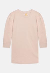 Helles rosa Langarm-T-Shirt mit Rundhalsausschnitt, das über geraffte Schulterdetails und gerippte Bündchen verfügt, aus weichem Baumwollmaterial gefertigt.