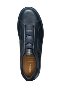 Sneaker in pelle blu navy con lacci elasticizzati, texture liscia e colletto imbottito. Presenta un logo dorato e una soletta color mogano.