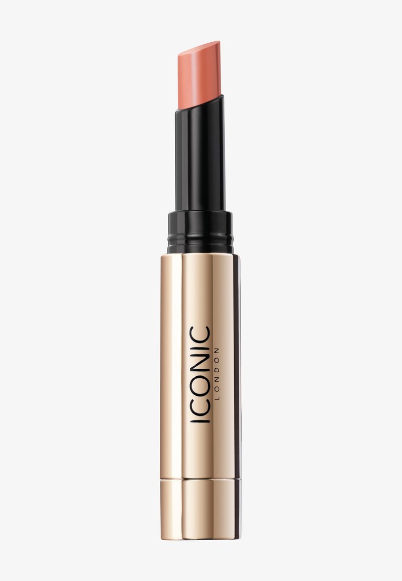 Rossetto in un tubo oro e nero; il bullet ha un colore pesca soft e una texture liscia, con il nome del marchio "ICONIC LONDON" visibile.
