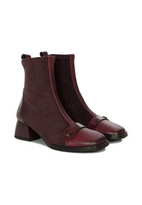 Burgundowe botki za kostkę wykonane z połączenia gładkiej i zamszowej skóry, z okrągłym noskiem i dekoracyjnym guzikiem po boku. Projekt na słupkowym obcasie.
