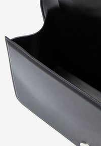 Borsa in pelle nera con esterno liscio, dotata di chiusura a scatto magnetico e design minimalista. Interno foderato in tessuto coordinato.