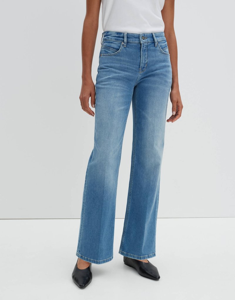 Light blue denim wide-leg jeans with a high waist, front pockets, and faded details. Paired with black pointed-toe shoes.