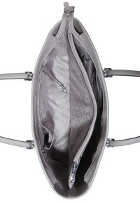 Intérieur de sac à main texturé gris avec deux compartiments zippés, une poche supplémentaire et une doublure synthétique lisse. Bandoulières robustes.