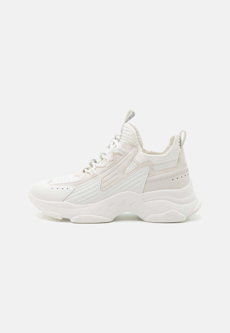 Baskets chunky blanc et beige avec tige en maille texturée, fermeture à lacets, languettes de traction et semelle épaisse sculptée, vue de côté gauche.