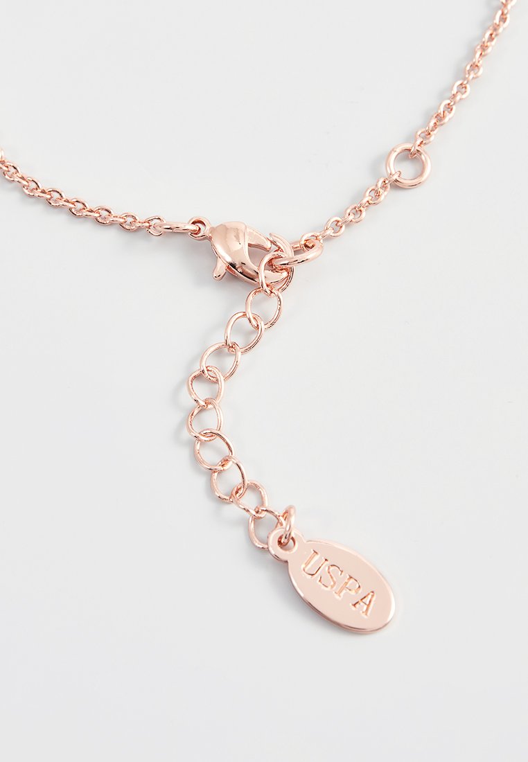 Collier en chaîne rose gold avec un fermoir en forme de homard, comprenant une petite étiquette ovale embossée avec "USPA". Les maillons de la chaîne sont de taille moyenne et brillants.