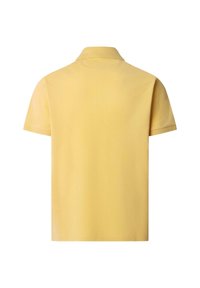 Polo jaune à manches courtes vu de dos avec un col sur fond blanc.