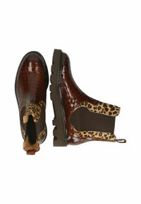 Botas Chelsea de cuero con estampado de cocodrilo marrón, laterales elásticos con patrón de leopardo y suela gruesa negra. Incluyen una lengüeta trasera para facilitar el uso.