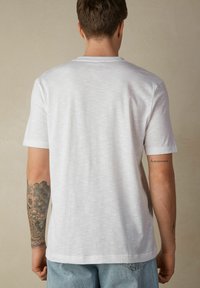 IUMAN Intimissimi Uomo Jednoduché tričko - white