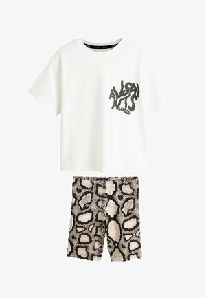 Witte T-shirt met korte mouwen en zwarte tekst "ALLSAINTS LONDON" en beige-zwart slangprint knielange shorts.