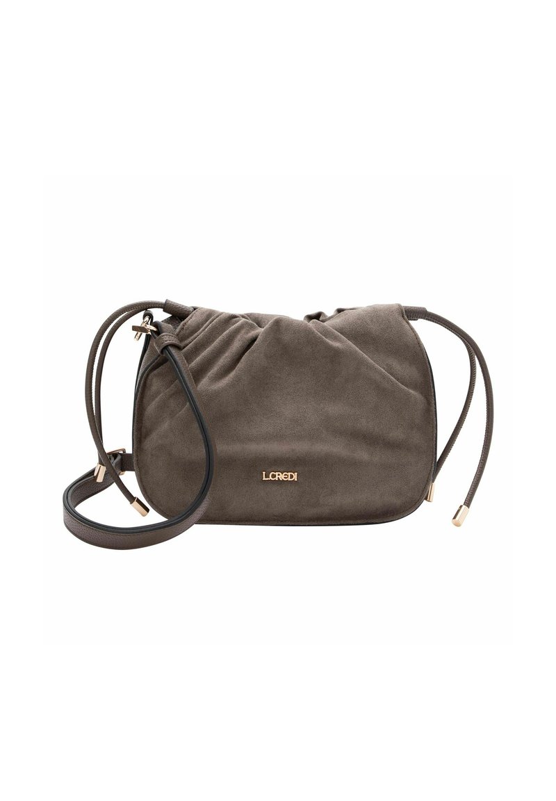 Braune Wildleder-Handtasche mit gerafftem Design, einem abnehmbaren Schulterriemen und Akzenten aus goldfarbenem Metall. Branding-Logo auf der Vorderseite angebracht.