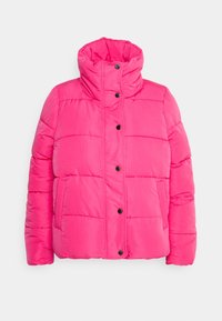 Ljusrosa puffjacka med hög krage, svarta tryckknappar, quiltat mönster och sidofickor, mot en vit bakgrund.