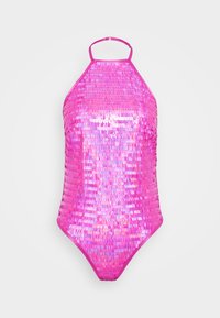 Maillot de bain rose en sequins avec un design à col halter. Il présente une silhouette ajustée et une texture brillante, réfléchissant la lumière dans différentes teintes de rose.