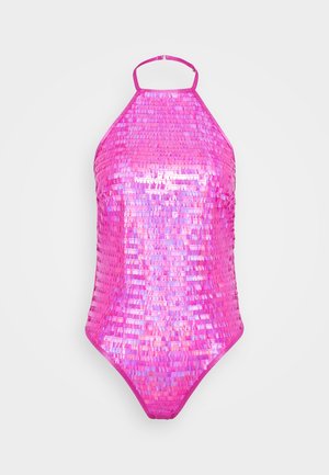 Rosa paljettsvømmedrakt med halterneck-design. Har en tettsittende silhuett og en skinnende tekstur som reflekterer lys i ulike nyanser av rosa.