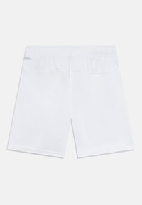 Calções desportivos brancos com cintura elástica, apresentando uma textura suave e dois bolsos laterais. Inclui o logo "DRYCELL".