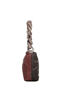 Torebka z plecionym uchwytem, z teksturowanym korpusem w kolorze burgundowym i ciemnobrązowym. Posiada subtelne wzory oraz akcenty metalowe.