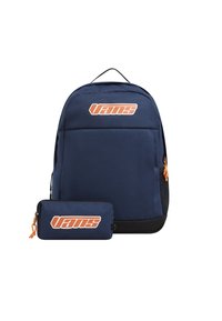 Modrý batoh z látky s velkým oranžovým logem Vans, obsahující přední kapsu a boční síťovanou kapsu; zahrnuje odpovídající zipovou penálku.