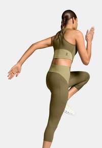 On MOVEMENT CROP - Top - hunter