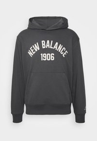 Felpa con cappuccio grigio scuro con tasca frontale, con la scritta arcuata "NEW BALANCE" e "1906" in bianco. Tessuto morbido e polsini a costine.