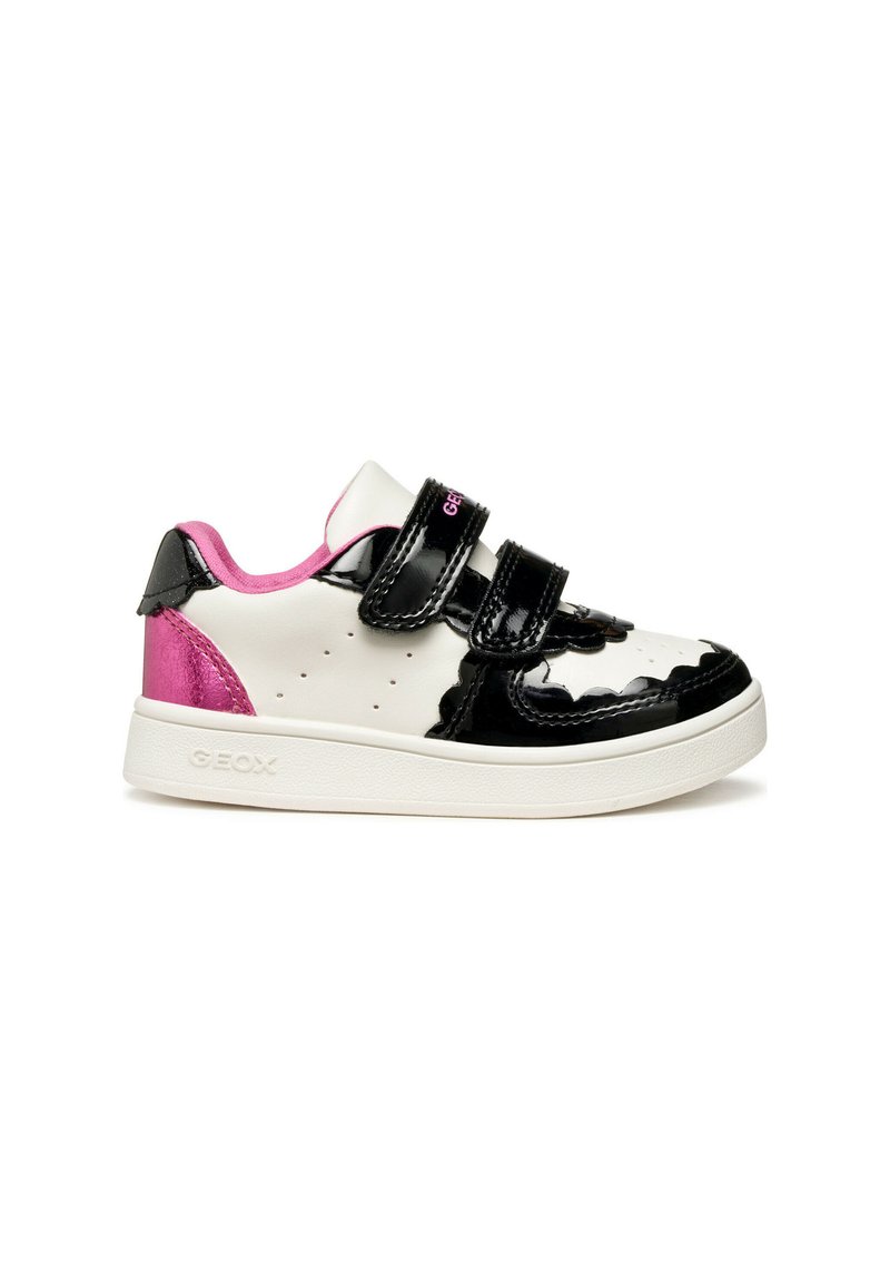 Sneaker bianco e nero con accenti rosa, dotata di doppie cinghie in velcro e un design moderno e slanciato.