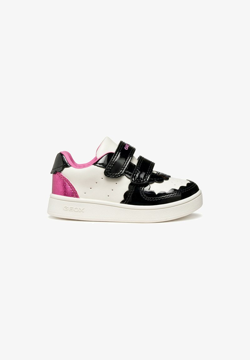 Sneaker bianco e nero con accenti rosa, dotata di doppie cinghie in velcro e un design moderno e slanciato.