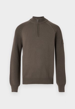 Sweater castanho de malha com mangas longas, gola com zíper até um quarto, punhos e barra canelados, e um pequeno emblema na manga esquerda.